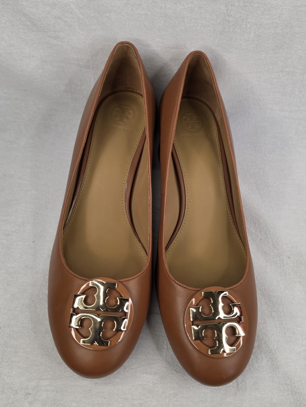 Tory Burch Tan Leather Gigi Block Heel Pumps Gold Double T Logo Size 9.5 - Picture 10 of 10